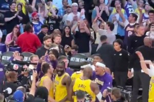這球隊氛圍真的愛了！賽后所有湖人球員都圍著東契奇慶祝勝利！